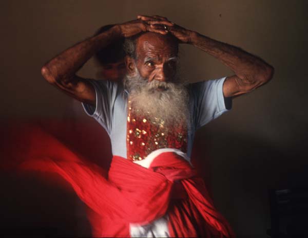Peramuna Ralahamy dressing in Maligawa.